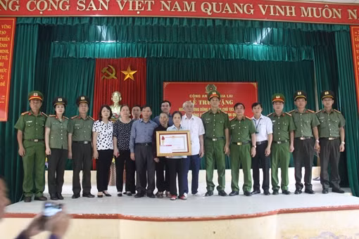 Truy tặng Huân chương Dũng cảm cho quân nhân hy sinh khi cứu người dân bị đuối nước ảnh 2