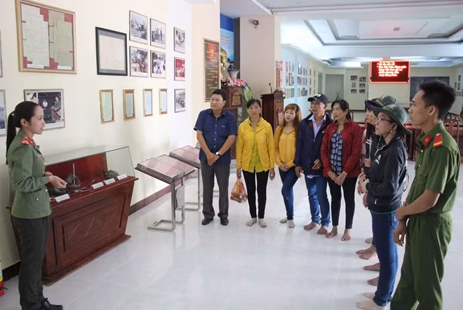 Khách tham quan nghe giới thiệu tại Khu di tích