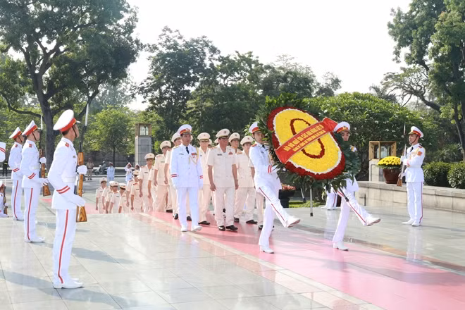 Đoàn đại biểu Đảng ủy Công an Trung ương, lãnh đạo Bộ Công an đặt vòng hoa tưởng niệm các Anh hùng liệt sỹ tại Đài tưởng niệm các Anh hùng liệt sĩ.