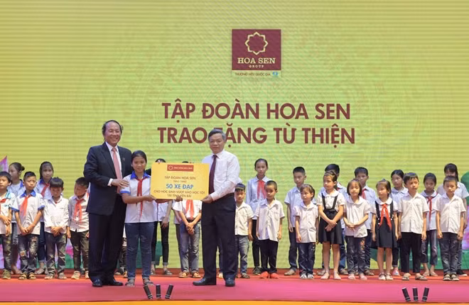 Ông Trần Ngọc Chu, Phó Chủ tịch Thường trực HĐQT Tập đoàn Hoa Sen trao tặng 50 xe đạp cho các trẻ em hiếu học vượt khó tỉnh Yên Bái.