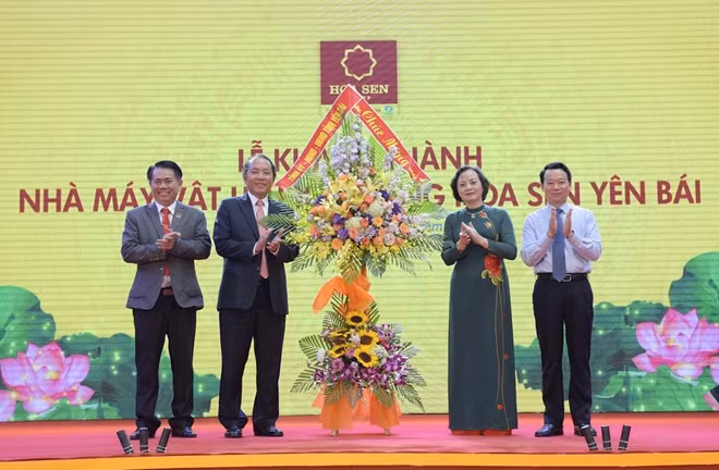 Đại diện Tỉnh ủy, UBND, HĐND tỉnh Yên Bái tặng hoa chúc mừng khánh thành nhà máy VLXD Hoa Sen Yên Bái