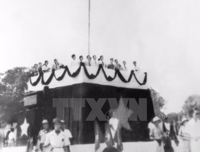 Chủ tịch Hồ Chí Minh đọc tuyên ngôn độc lập trên kỳ đài ngày 2.9.1945