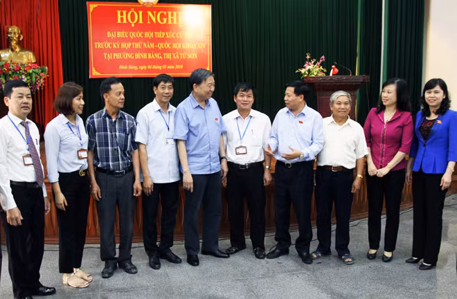 Bộ trưởng Tô Lâm trò chuyện với các đại biểu và cử tri
