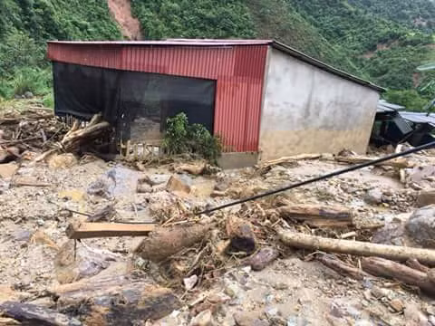 Một ngôi nhà bị lũ vùi lấp
