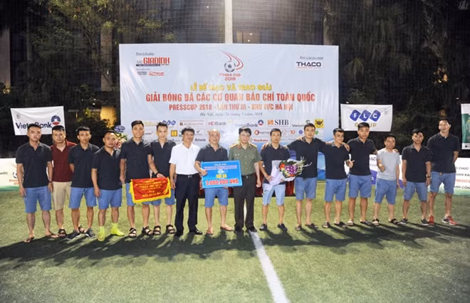 Thượng tá Phạm Quang Khải và nhà báo Hồ Minh Chiến trao giải Ba tặng đội bóng Báo Pháp luật Việt Nam. Thượng tá Phạm Quang Khải và nhà báo Hồ Minh Chiến trao giải Ba tặng đội bóng Báo Pháp luật Việt Nam.