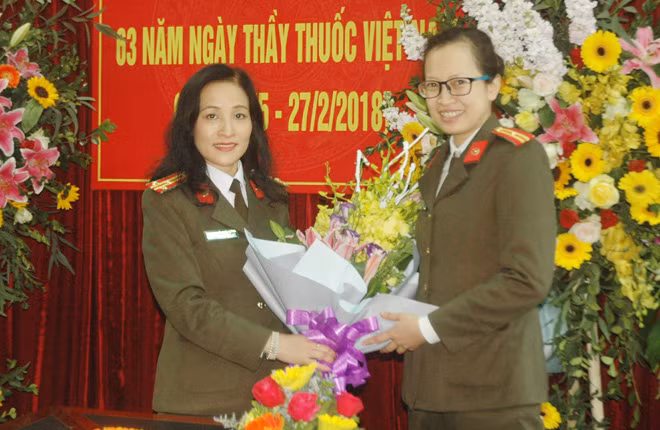 Thượng tá Nguyễn Thúy Quỳnh tặng hoa chúc mừng Cục Y tế (Bộ Công an)