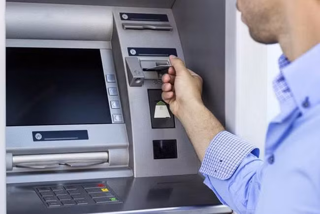 Việc chuyển tiền qua cây ATM tạo điều kiện thuận lợi cho người dân