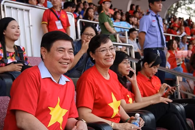 Ông Nguyễn Thành Phong, Chủ tịch UBND TP.HCM, bà Nguyễn Thị Quyết Tâm, Chủ tịch HDND TP.HCM tham dự buổi giao lưu. Ảnh vnn
