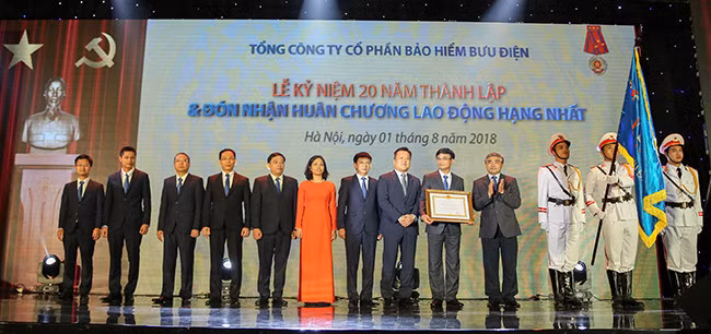 PTI đón nhận Huân chương lao động hạng Nhất.