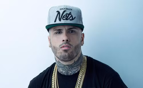 Nicky Jam sinh năm 1981 ở Mỹ. Anh từng hợp tác với nhiều tên tuổi của dòng nhạc Latin như Enrique Iglesias, Daddy Yankee - chủ nhân bản hit "Despacio".