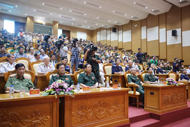 Các đại biểu dự buổi Lễ.