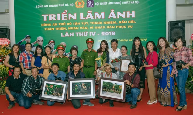 Các tác giả đoạt giải.