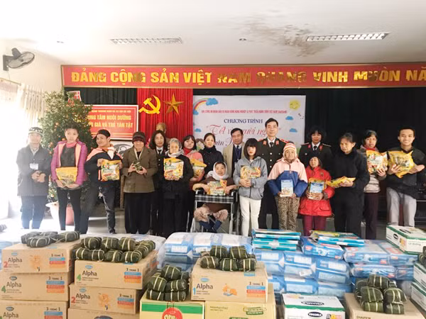 Thiếu tướng Phạm Văn Miên và ông Đỗ Đức Hồng, Giám đốc Trung tâm nuôi dưỡng người già và trẻ tàn tật Hà Nội tặng quà Tết.