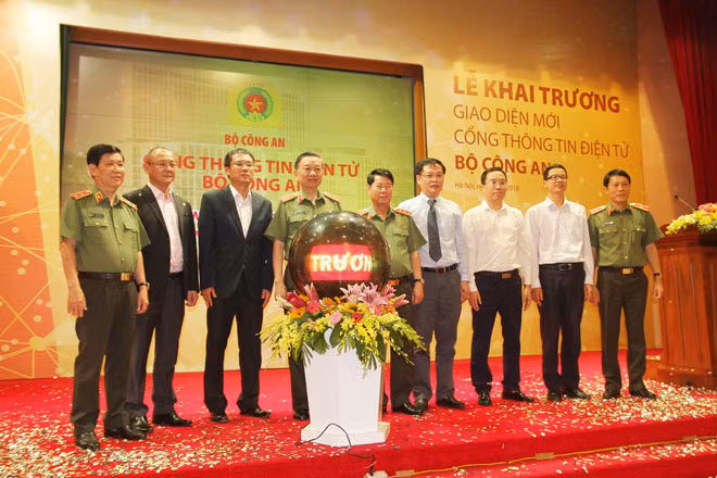 Bộ trưởng Tô Lâm và các đại biểu ấn nút khai trương Cổng Thông tin Điện tử Bộ Công an giao diện mới.
