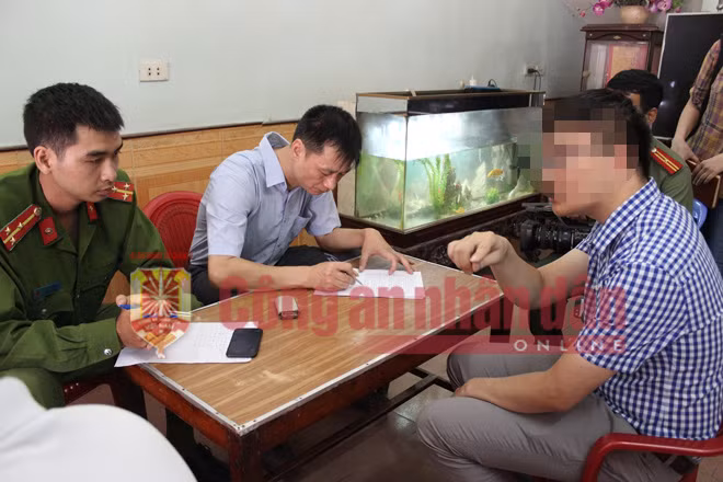 Anh L - (áo kẻ) người chứng kiến vụ việc tường trình vụ việc với điều tra viên