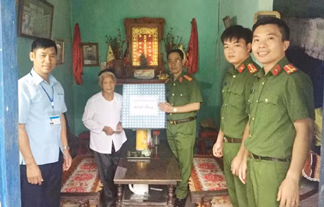Công an TP Cẩm Phả tặng quà gia đình chính sách.