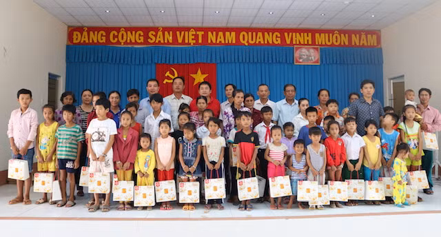 Đại tá Kiên Rịnh, Phó Giám đốc Công an tỉnh Trà Vinh tặng quà trẻ em