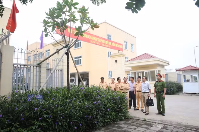 Cây bàng vuông do Thiếu tướng Trần Quốc Trung mang về từ Trường Sa năm 2013, nay đã xanh tốt, cao gần 4 mét trước cổng trụ sở Cục CSGT tại Hà Nội.
