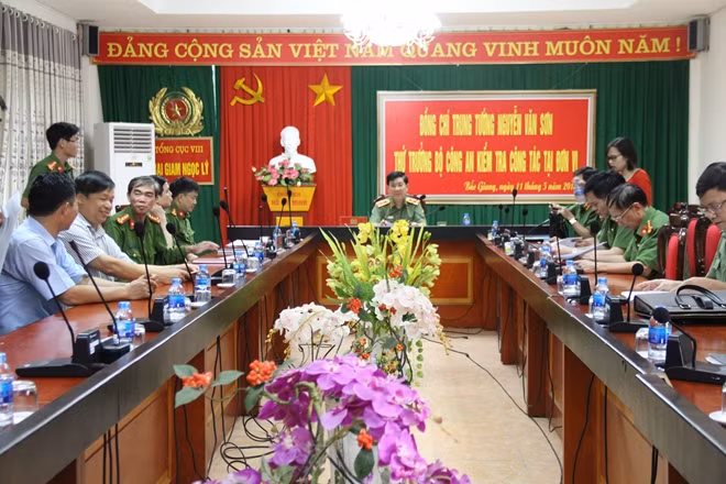Thứ trưởng Nguyễn Văn Sơn làm việc với Ban giám thị Trại giam Ngọc Lý