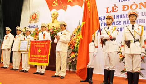 Đại tướng Trần Đại Quang, Ủy viên Bộ Chính trị, Bộ trưởng Bộ Công an trao danh hiệu Anh hùng LLVTND cho Cục An ninh Chính trị nội bộ (năm 2013) Đại tướng Trần Đại Quang, Ủy viên Bộ Chính trị, Bộ trưởng Bộ Công an trao danh hiệu Anh hùng LLVTND cho Cục An ninh Chính trị nội bộ (năm 2013)