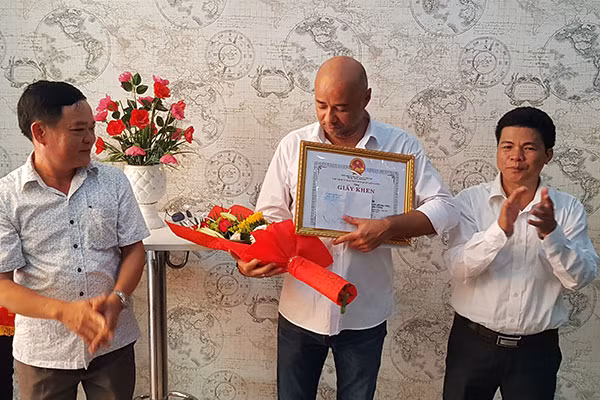 Trước đó, UBND TP Đà Nẵng đã trao thưởng cho anh Jean Christophe (giữa) và anh Valeria.