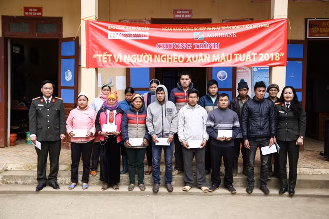 Đoàn công tác xã hội từ thiện Báo CAND, Ngân hàng Agribank, Công an tỉnh Hòa Bình thăm, tặng quà bà con nghèo huyên Tân Lạc.