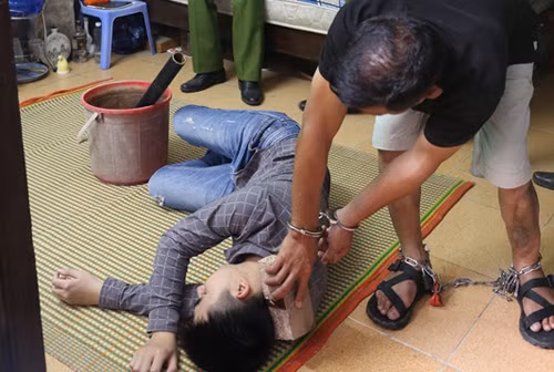 Sơn diễn lại hành vi sát hại anh Tuấn. Hình dựng lại hiện trường Sơn diễn lại hành vi sát hại anh Tuấn. Hình dựng lại hiện trường