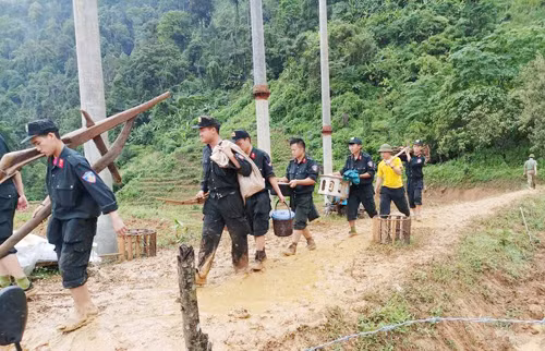 Cảnh sát cơ động di chuyển tài sản giúp người dân vùng lũ.