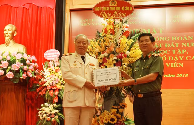 Thứ trưởng Nguyễn Văn Sơn tặng quà Ban liên lạc Thứ trưởng Nguyễn Văn Sơn tặng quà Ban liên lạc