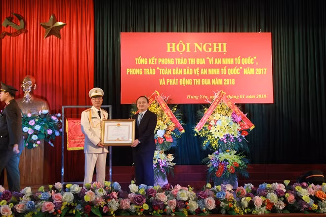 Thừa ủy quyền của Chủ tịch nước, đồng chí Đỗ Tiến Sỹ, Bí thư Tỉnh ủy Tỉnh Hưng Yên tặng Huân chương Chiến công Hạng Ba cho Đại tá Phạm Thế Tùng, Phó Giám đốc Công an tỉnh Hưng Yên.