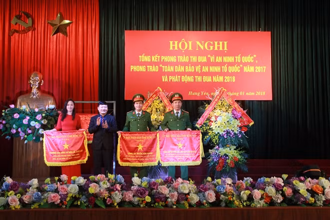 Trao Cờ Thi đua xuất sắc của UBND tỉnh cho các tập thể
