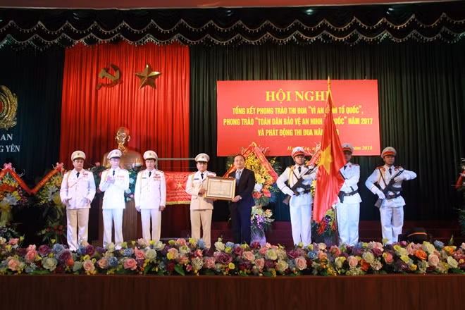 Thừa ủy quyền của Chủ tịch nước, đồng chí Đỗ Tiến Sỹ, Bí thư Tỉnh ủy Tỉnh Hưng Yên tặng Huân chương Bảo vệ Tổ quốc Hạng Nhì cho Phòng Cảnh sát Kinh tế Công an tỉnh Hưng Yên.