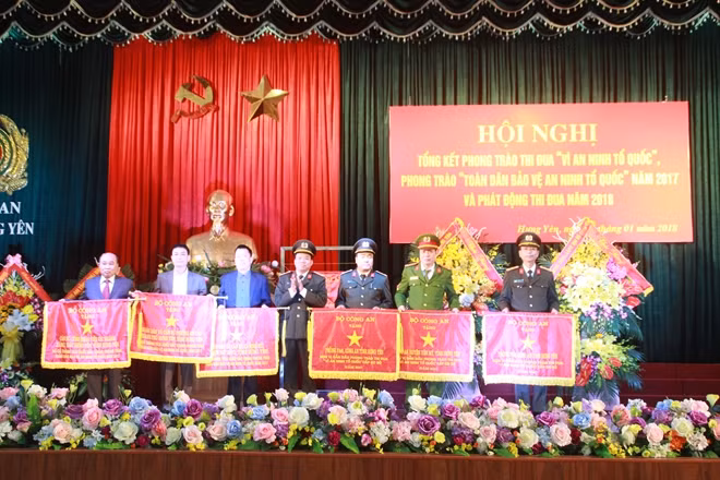 Thừa ủy quyền của Bộ trưởng Bộ Công an, Đại tá Đỗ Đình Hào, Giám đốc Công an tỉnh Hưng Yên tặng Cờ thi đua của Bộ Công an cho các tập thể có thành tích xuất sắc trong năm 2017.