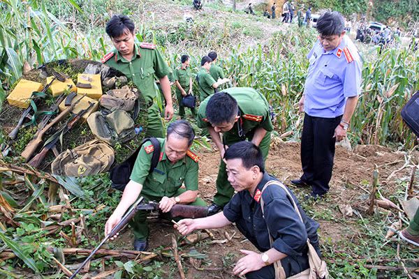 Lực lượng chức năng khám nghiệm hiện trường vụ án; số vũ khí thu được từ nhóm tội phạm có vũ trang vận chuyển ma túy xâm nhập từ bên kia biên giới. Lực lượng chức năng khám nghiệm hiện trường vụ án; số vũ khí thu được từ nhóm tội phạm có vũ trang vận chuyển ma túy xâm nhập từ bên kia biên giới.