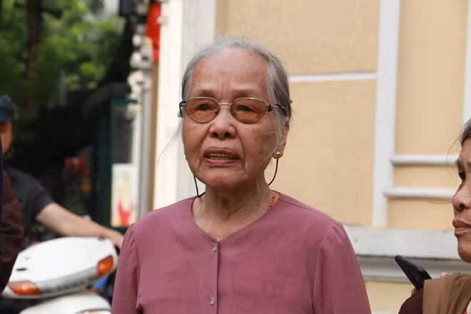Bà Hoàng Thị Khuê, 89 tuổi ở Nguyễn Công Trứ, Hà Nội xúc động kể về kỷ niệm về sự quan tâm của Chủ tịch nước Trần Đại Quang với người dân Hà Nội.