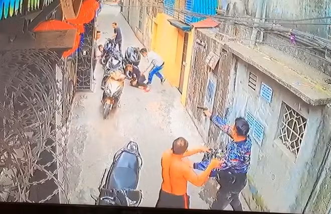 Đối tượng chĩa súng bắn gục chị Hà (ảnh cắt ra từ clip)