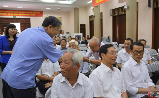 Bộ trưởng Tô Lâm thăm hỏi các cử tri cao tuổi