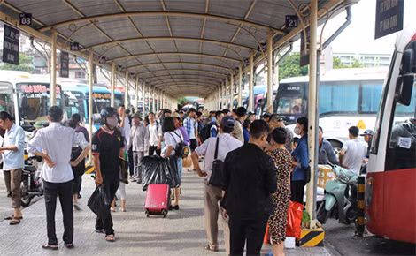 Bến xe đông nghẹt