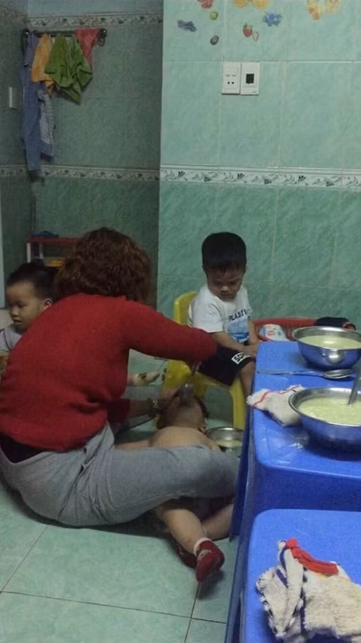 (SỐC) Phẫn nộ, rớt nước mắt cảnh bảo mẫu hành hạ trẻ em ở Đà Nẵng