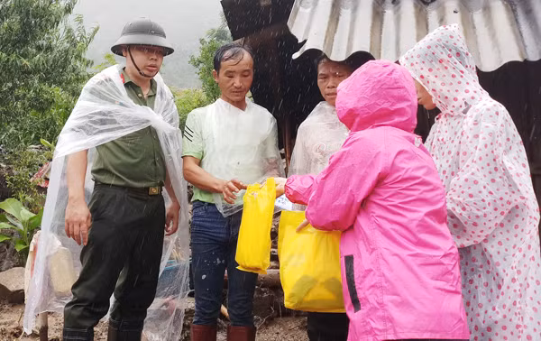 Thăm hỏi tặng quà người dân