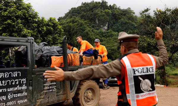 Các nhân viên cứu hộ ngoài khu vực hang Tham Luang. Ảnh: Reuters.