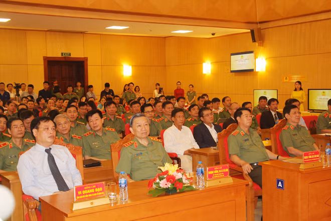Các đại biểu dự Lễ khai trương.