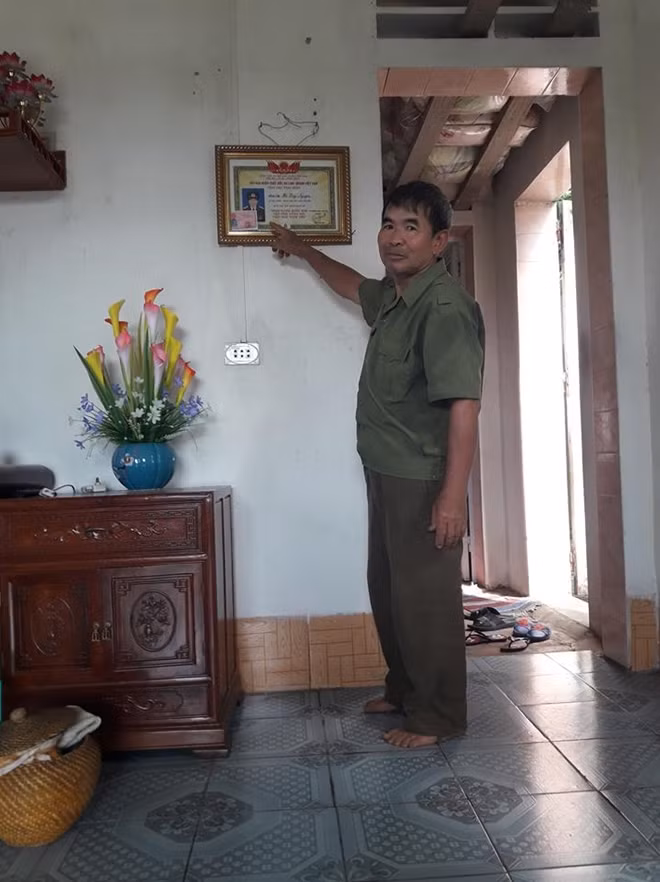 Niềm vui của người CCB bị thương nửa thế kỷ đã được công nhận thương binh. Ảnh Mai Hoa