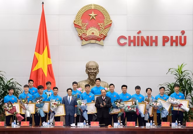 Thủ tướng Nguyễn Xuân Phúc và các tuyển thủ