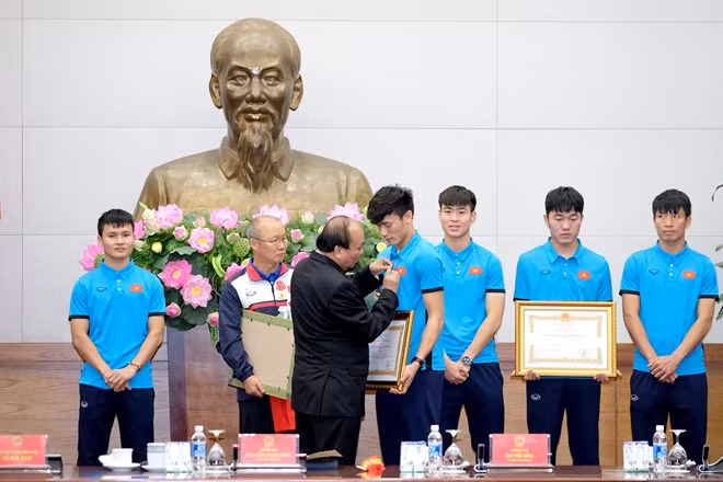Thủ tướng Nguyễn Xuân Phúc gắn Huân chương Lao động hạng Ba cho thủ thành Bùi Tiến Dũng