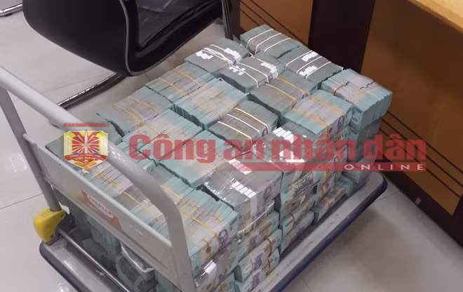 Số tiền khổng lồ thu được của các đối tượng.
