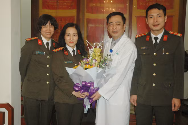 Thượng tá Nguyễn Thúy Quỳnh, Phó Tổng Biên tập Báo CAND tặng hoa chúc mừng các y bác sĩ Bệnh viện 19-8.