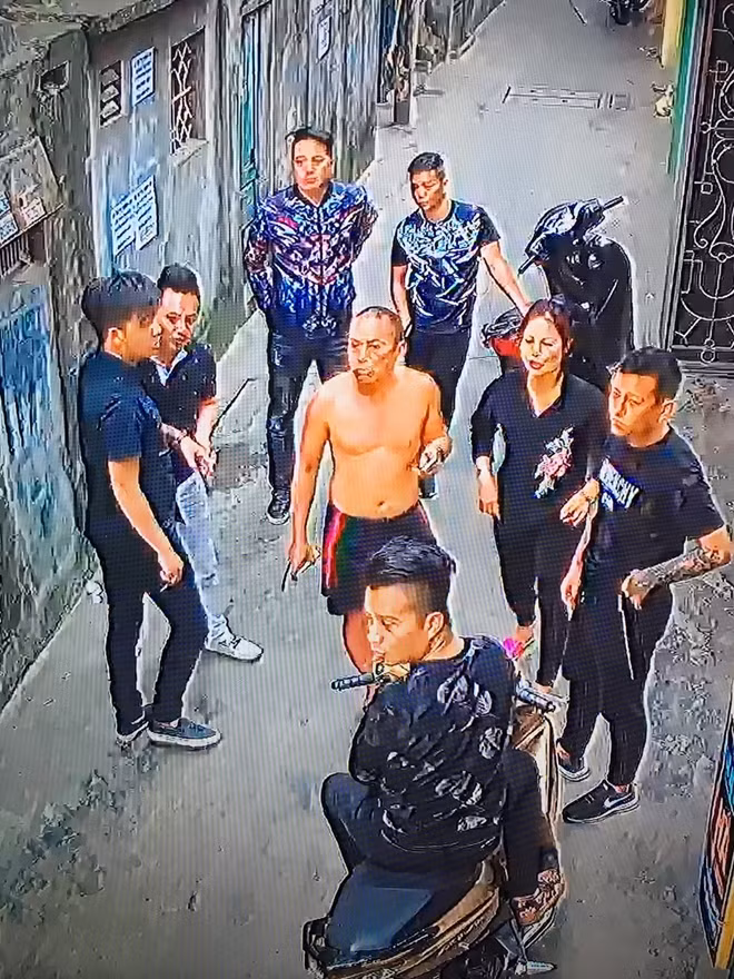 Hìn ảnh cắt ra từ clip cho thấy rõ mặt các đối tượng.