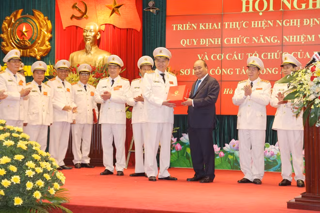 Thủ tướng Nguyễn Xuân Phúc tặng quà lưu niệm Bộ Công an.