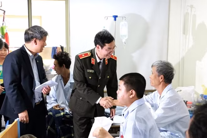 Thiếu tướng Phạm Văn Miên thăm tặng quà bệnh nhân tại Viện Huyết học và Truyền máu Trung ương. Thiếu tướng Phạm Văn Miên thăm tặng quà bệnh nhân tại Viện Huyết học và Truyền máu Trung ương.